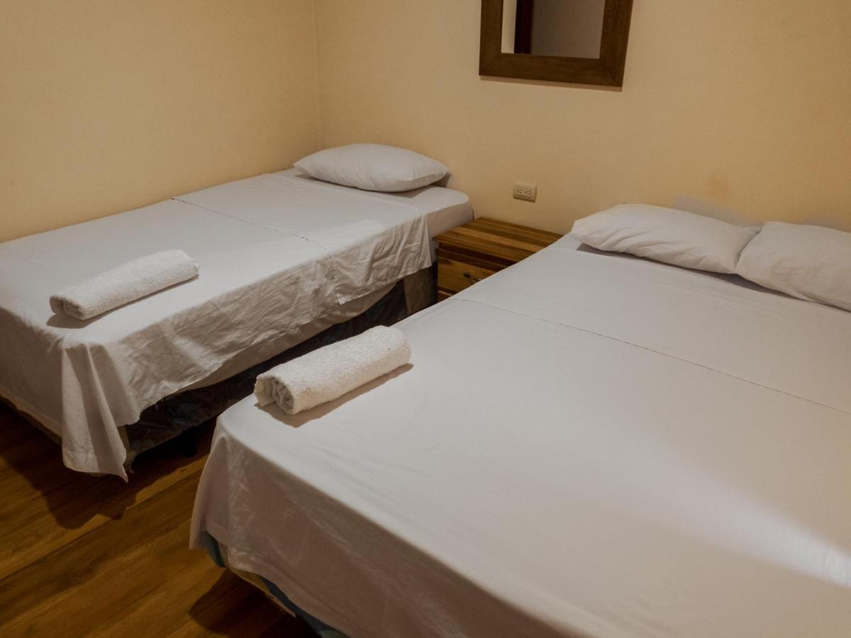 Hostal Tortuga Dorada Puerto López エクステリア 写真