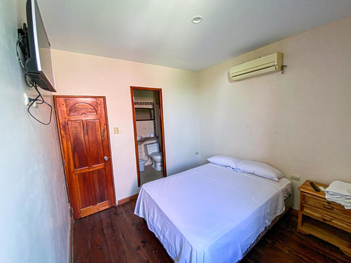 Hostal Tortuga Dorada Puerto López エクステリア 写真